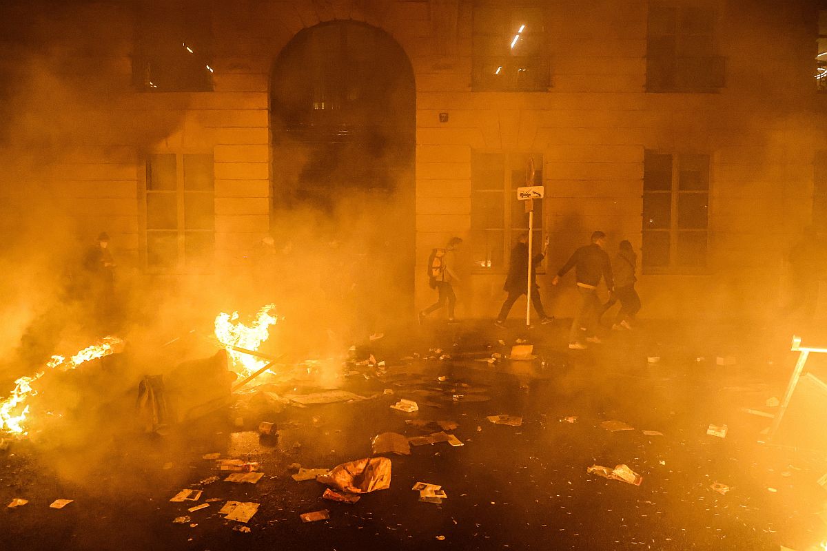 A tüntetők által emelt barikádok egyike lángol a francia kormány nyugdíjreformja elleni tüntetésen Párizsban 2023. március 16-án.