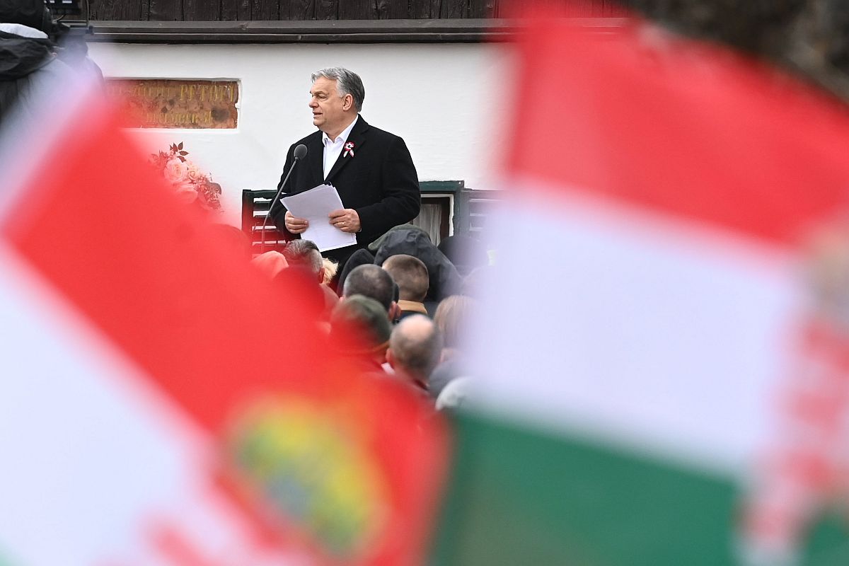 Orbán Viktor beszédet mond Petőfi Sándor szülőháza előtt 2023. március 15-én.
