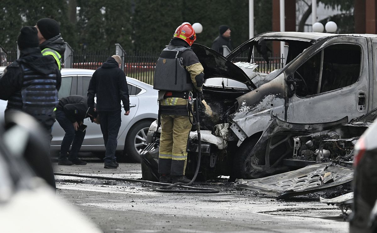Orosz rakétatámadásban kiégett autó Kijevben, 2023.03.09-én