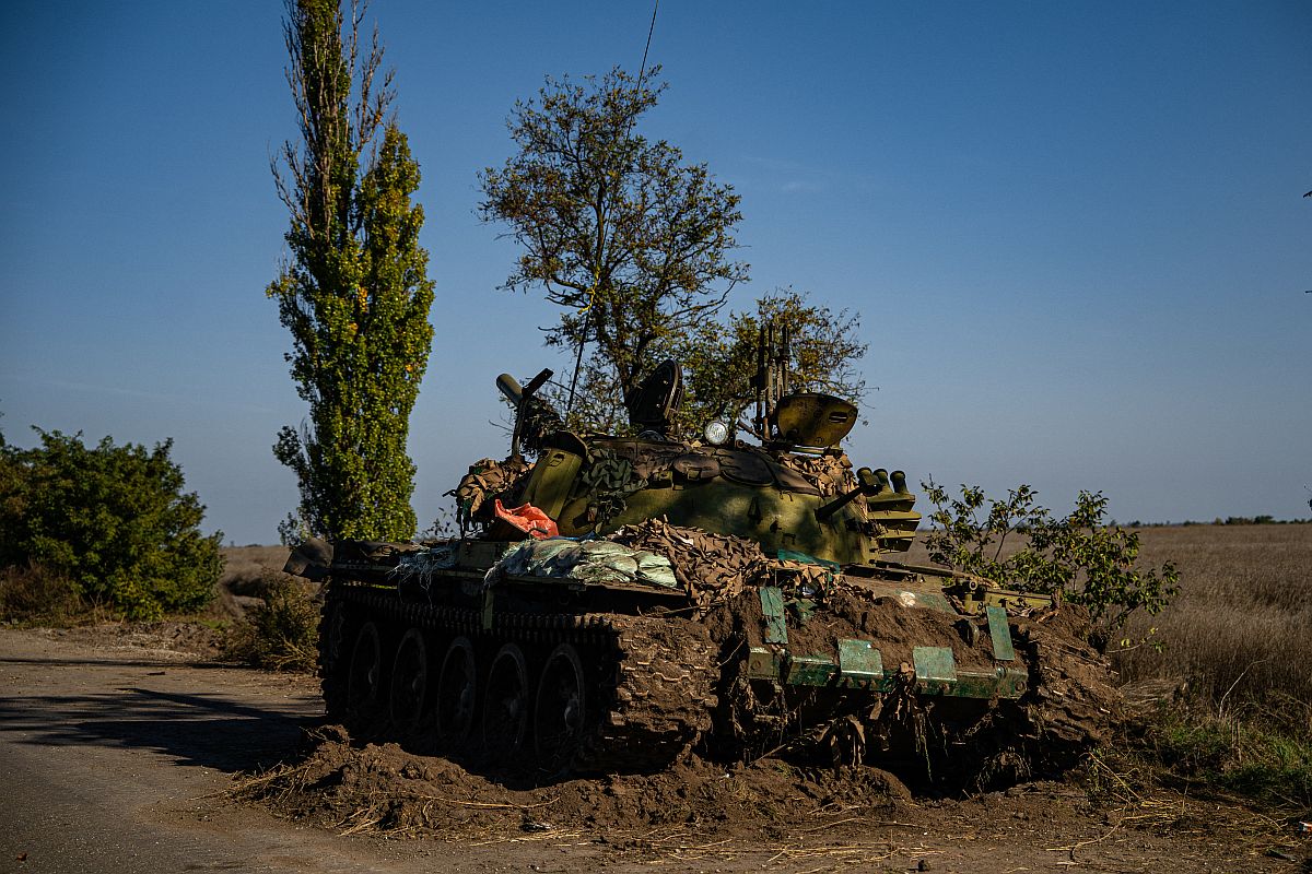 Egy elhagyott orosz T-62-es harckocsi dél-ukrajnában 2022.10.07-én. 