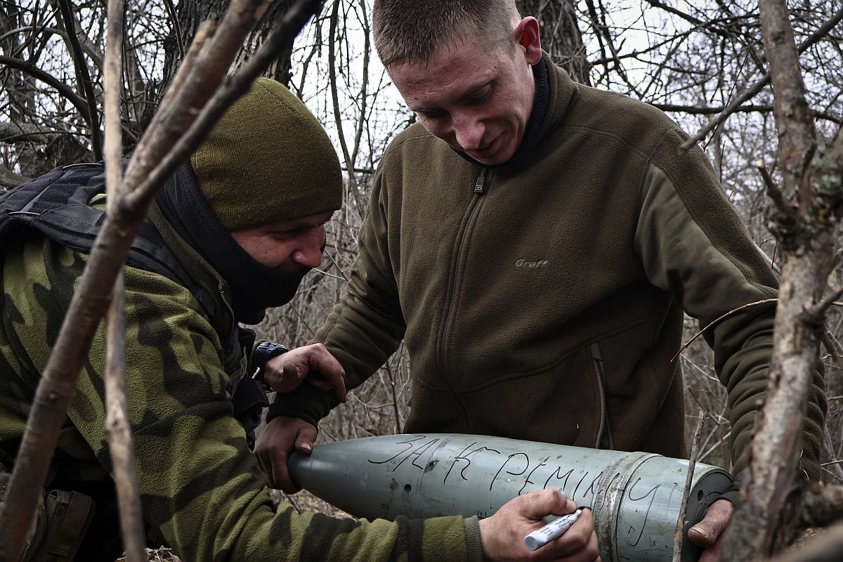 Ukrán katona aláír egy lövedéket