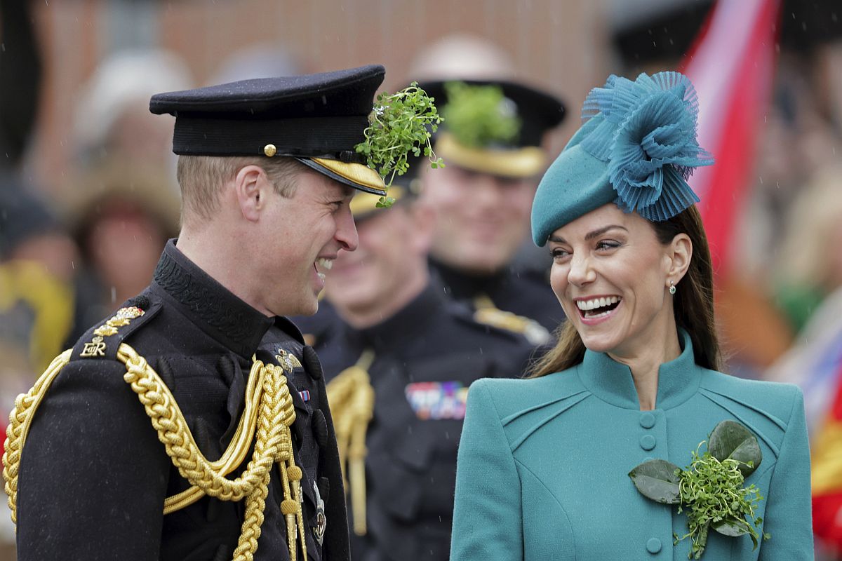 Vilmos walesi herceg, brit trónörökös és felesége, Katalin walesi hercegnő érkezik az ír gárdisták felvonulására az angliai Aldershotban 2023. március 17-én.