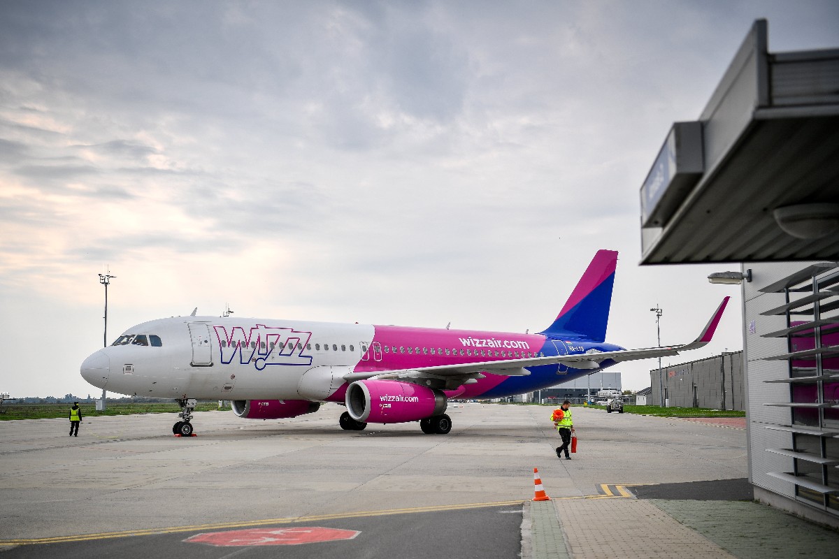 A Wizz Air légitársaság Eindhovenbe tartó járata felszállás elõtt a Debrecen Nemzetközi Repülõtéren