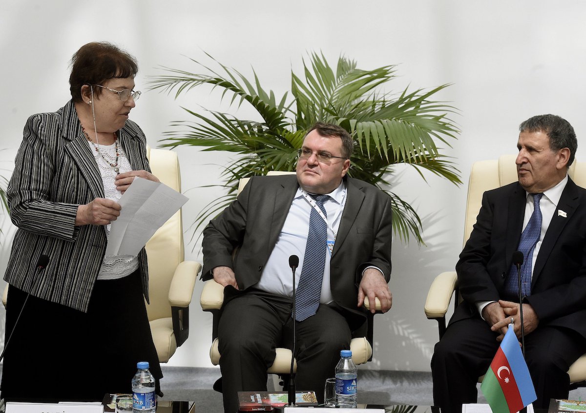 Kenessey Mária turkológus, Laszlóczki Imre (középen), és Isa Habibbeyli, az Azeri Nemzeti Tudományos Akadémia alelnöke Madách Imre Az ember tragédiája című művének azeri nyelvű fordítása bemutatóján az Azeri Nemzeti Tudományos Akadémián.