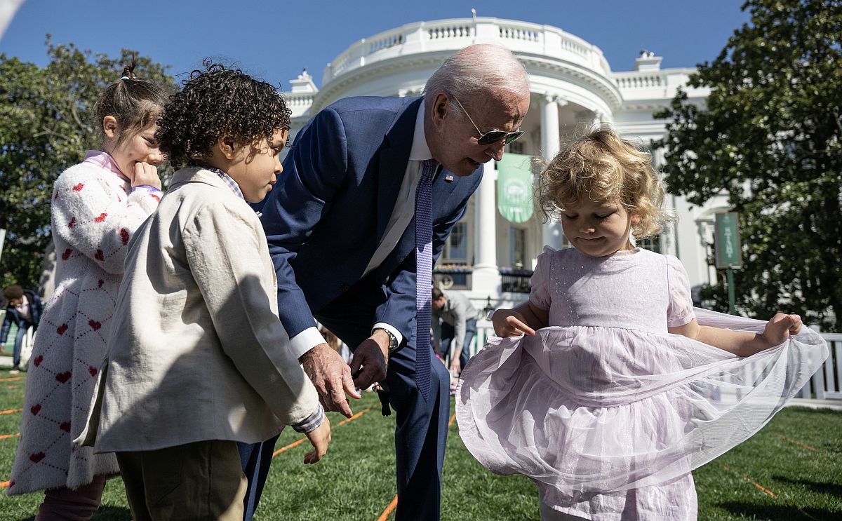 Joe Biden gyerkekkel beszélget a tojásgurító versenyen.