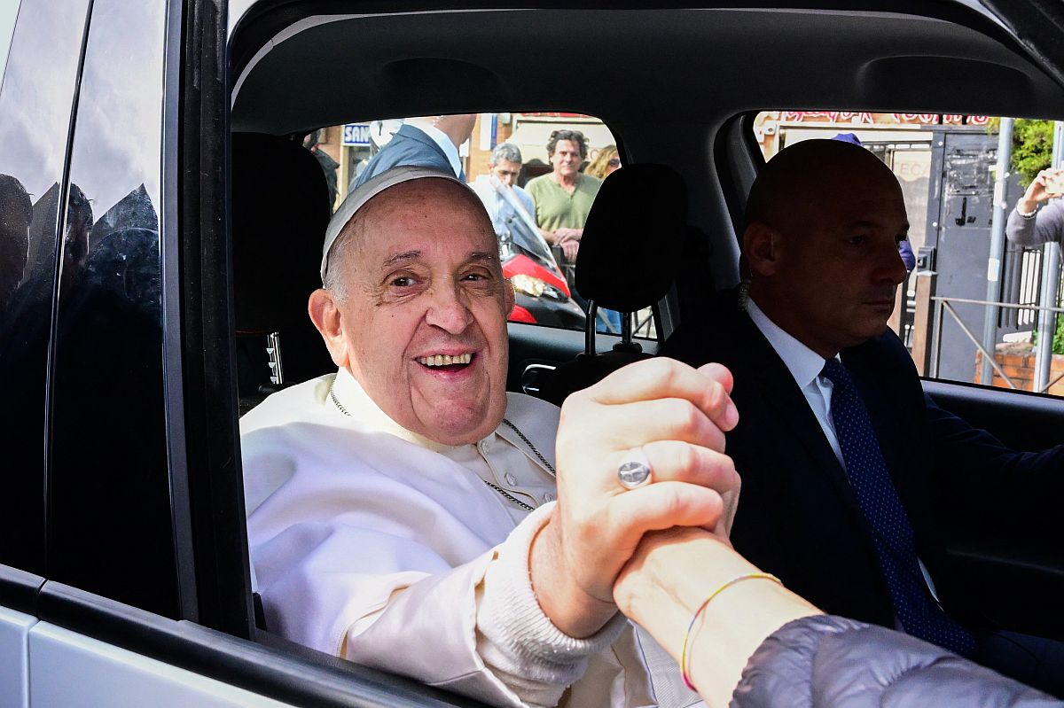 Ferenc pápa a kórházból távozóban 2023.04.01-jén.