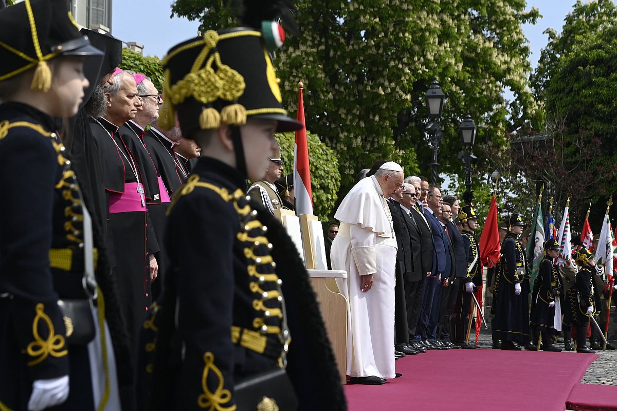 Ferenc pápa fogadása a Szent György téren.