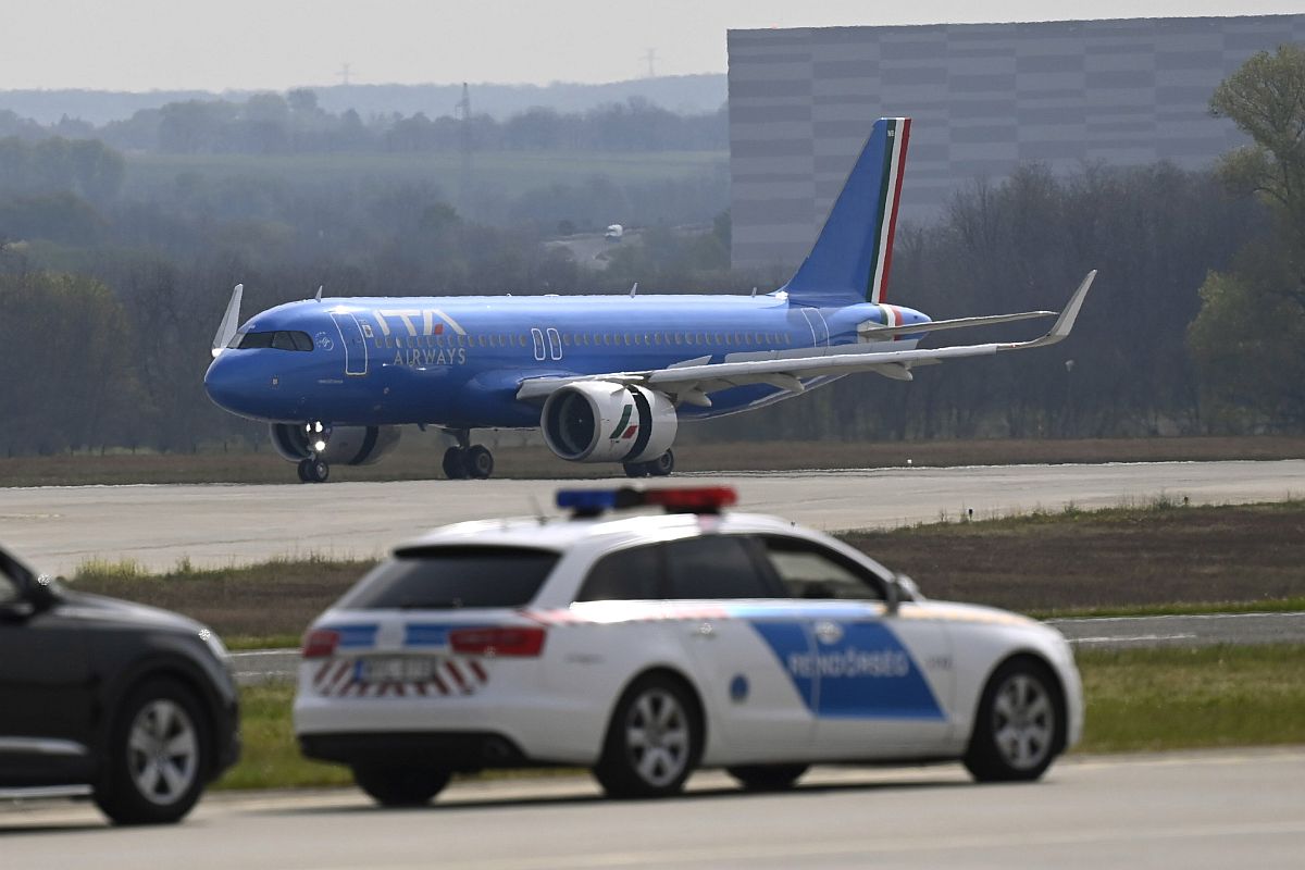 Ferenc pápa replülőgépe megérkezik a budapesti Liszt Ferenc-repülőtérre.