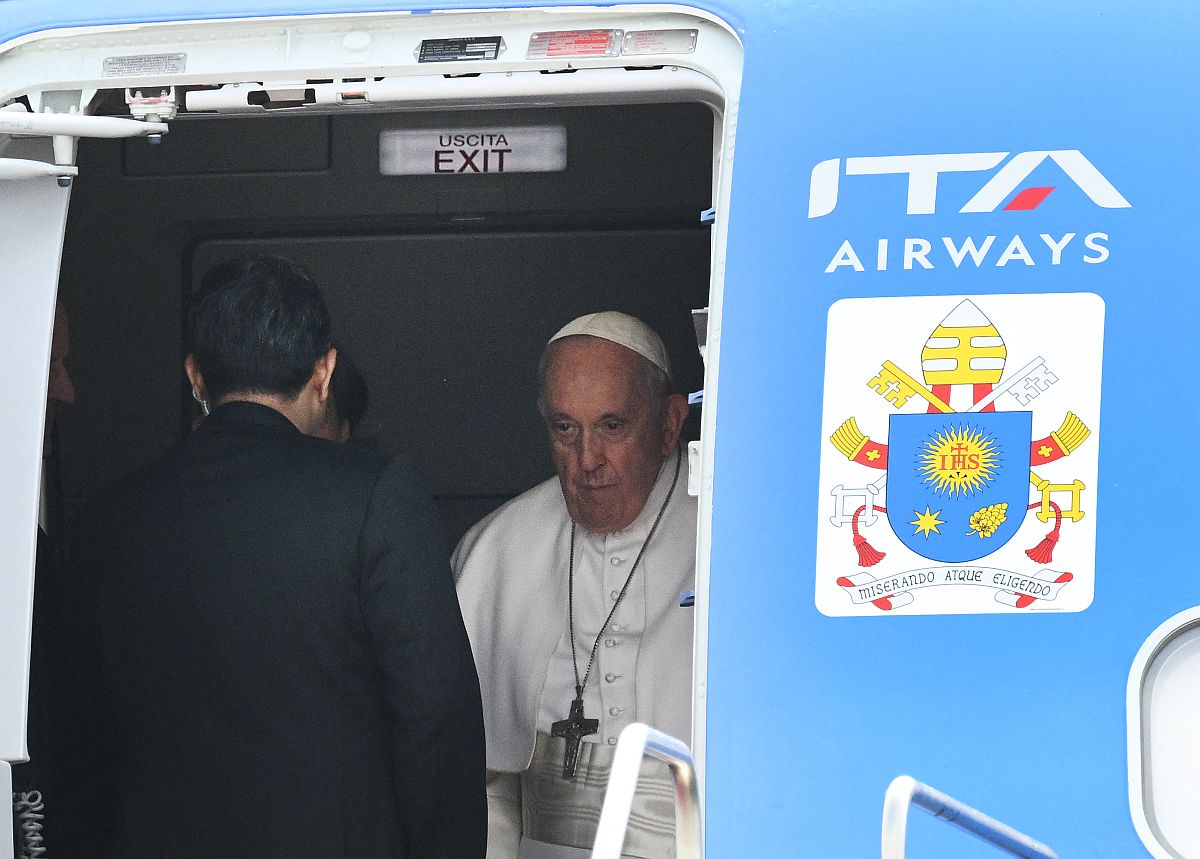 Ferenc pápa a repülőgép ajtajában a Liszt Ferenc-repülőtéren.