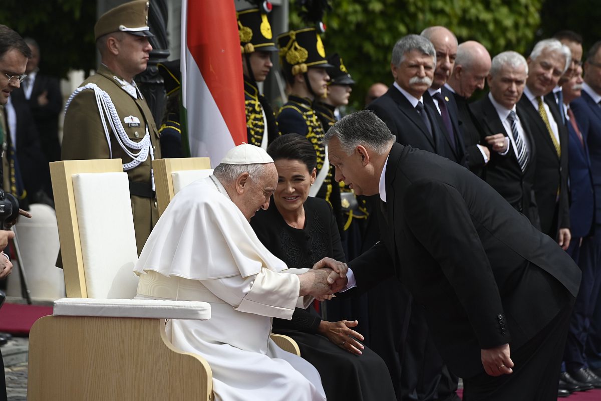Orbán Viktor miniszterelnök köszönti Ferenc pápát a Szent György téren