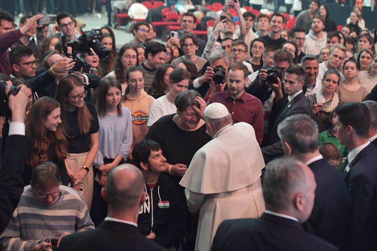 Ferenc pápa áldás közben