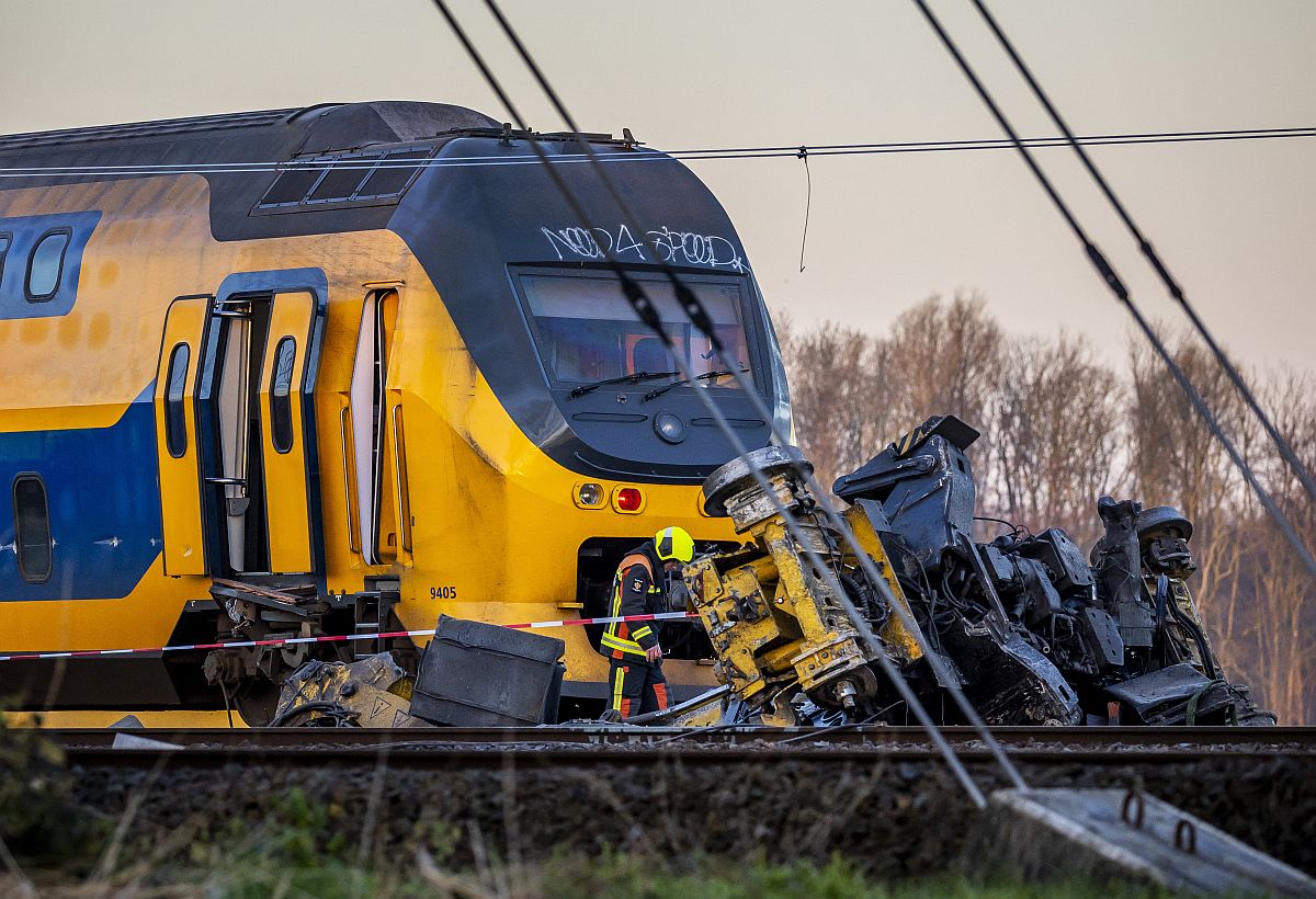 Összeütközött két vonat Hollandiában.