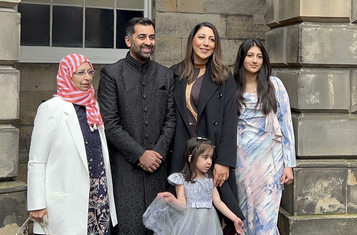 Humza Yousaf, Skócia első muszlim miniszterelnöke családja körében.