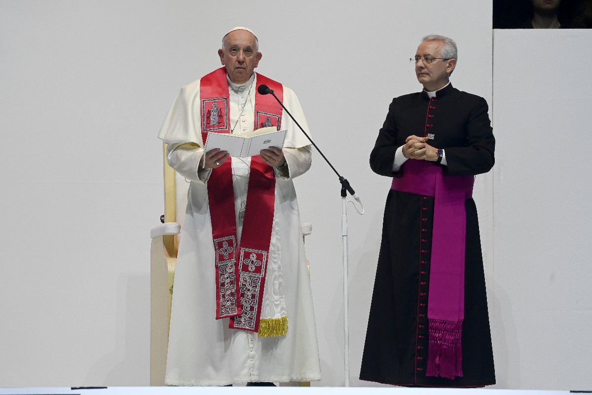 Ferenc pápa imádkozik