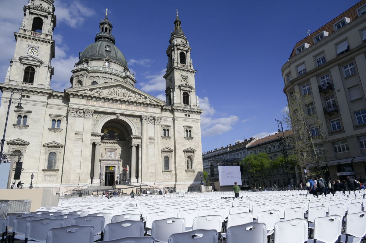 Épülő nézőtér Budapesten, a Szent István-bazilika előtt Ferenc pápa magyarországi látogatásának előestéjén.