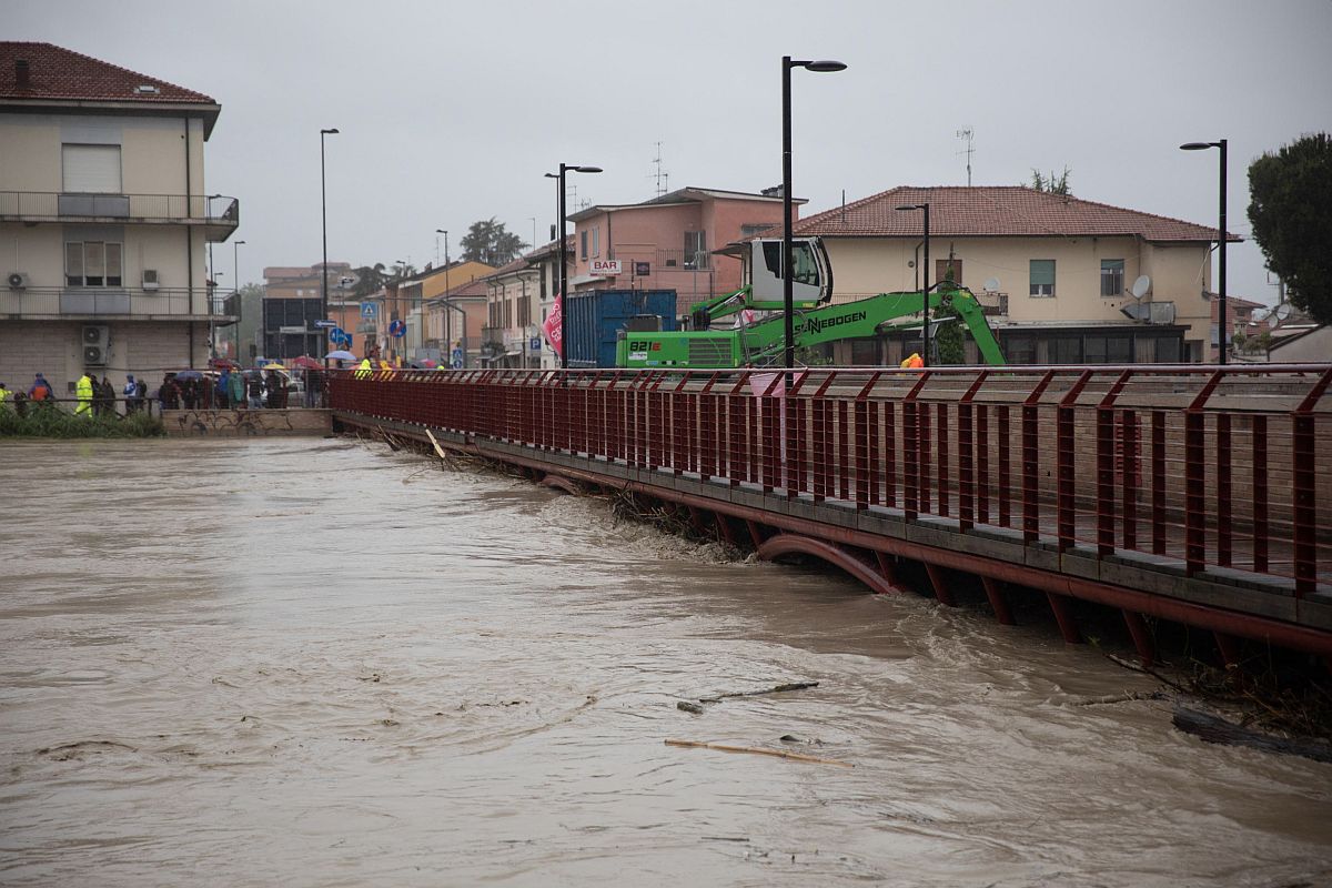 Az áradó Savio folyó és a Nuovo híd az Adriai-tenger közelében fekvő közép-olaszországi Cesenában 2023. május 17-én.