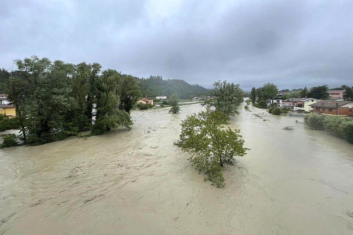 Az áradó Savio folyó az Adriai-tenger közelében fekvő közép-olaszországi Cesenában 2023. május 17-én.