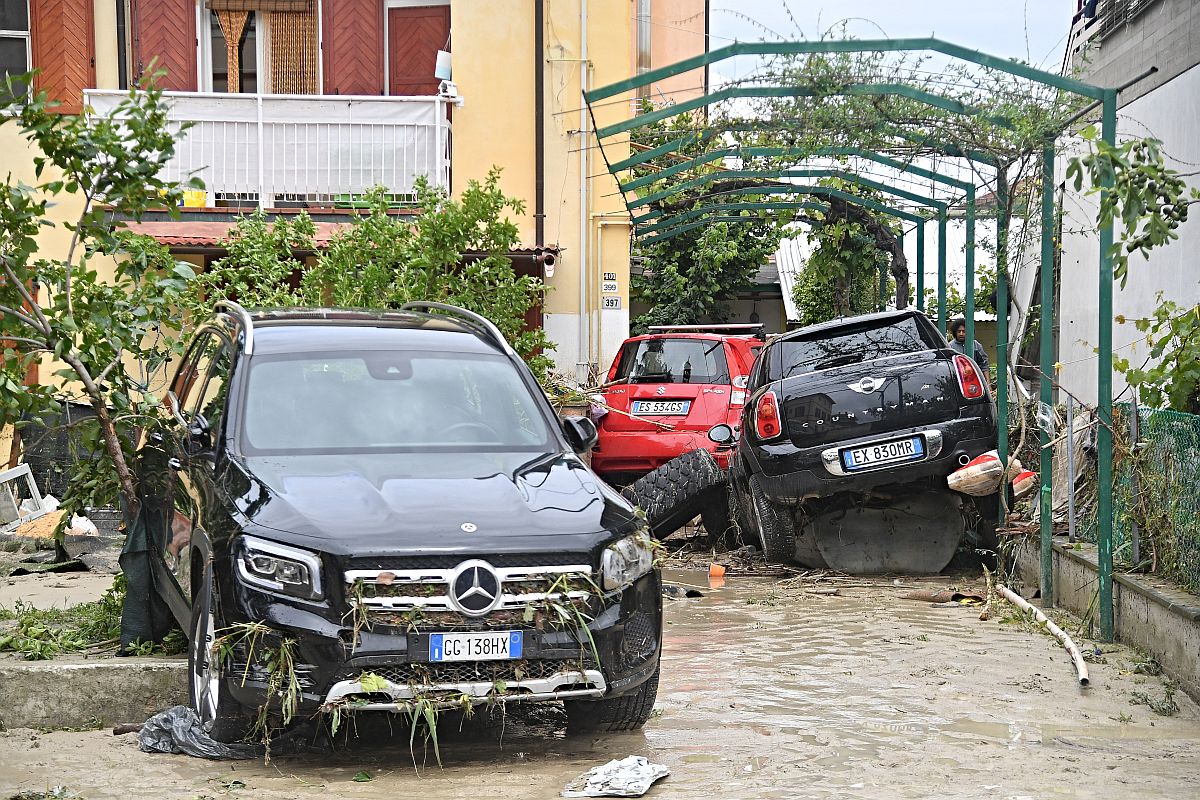 Autókat is sodort az ár Cesenában.