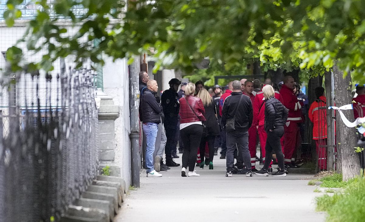 Rendőrök és mentősök a belgrádi Vladislav Ribnikar általános iskola előtt, miután egy hetedikes tanuló lövöldözött az intézményben 2023. május 3-án.