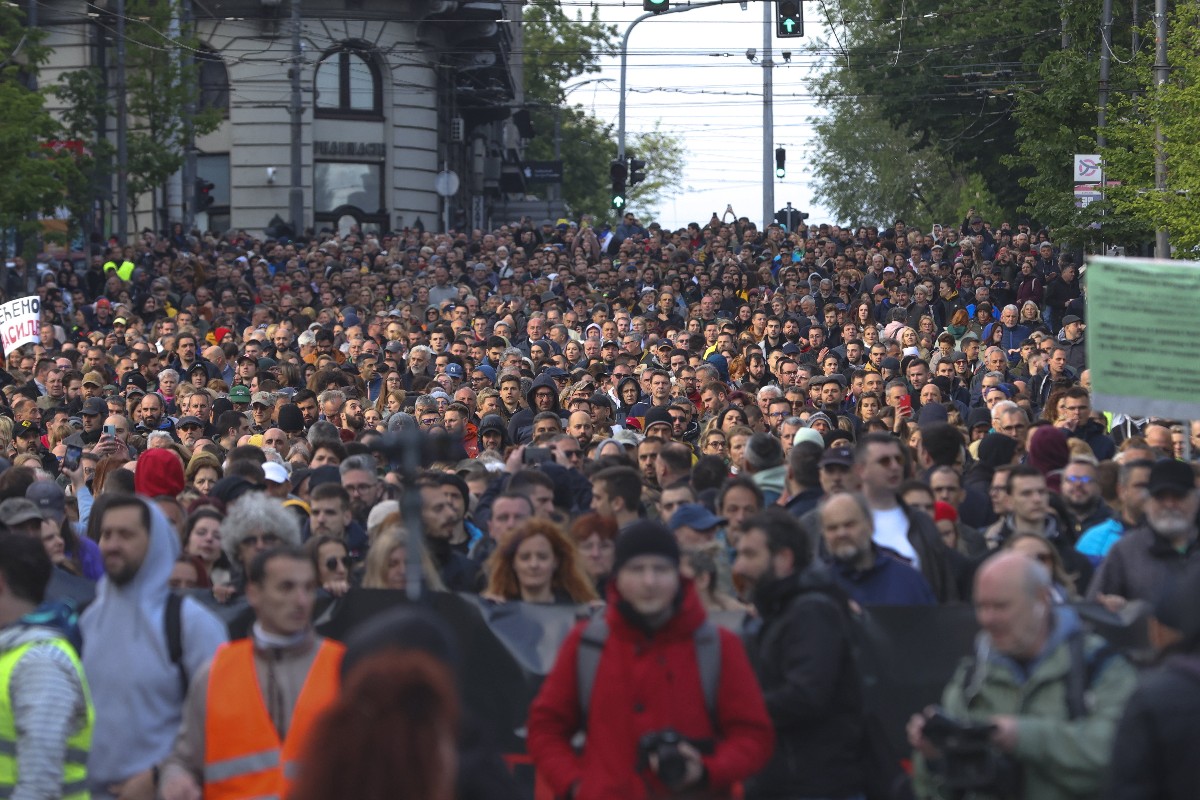 Az erőszak ellen tüntetnek Belgrádban 2023. május 12-én.