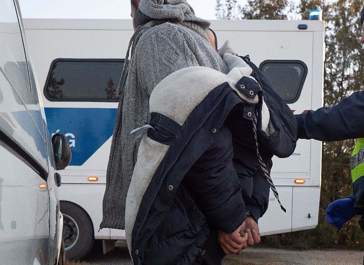 Rendőrök intézkednek egy embercsempésszel szemben Kiskunmajsa közelében.