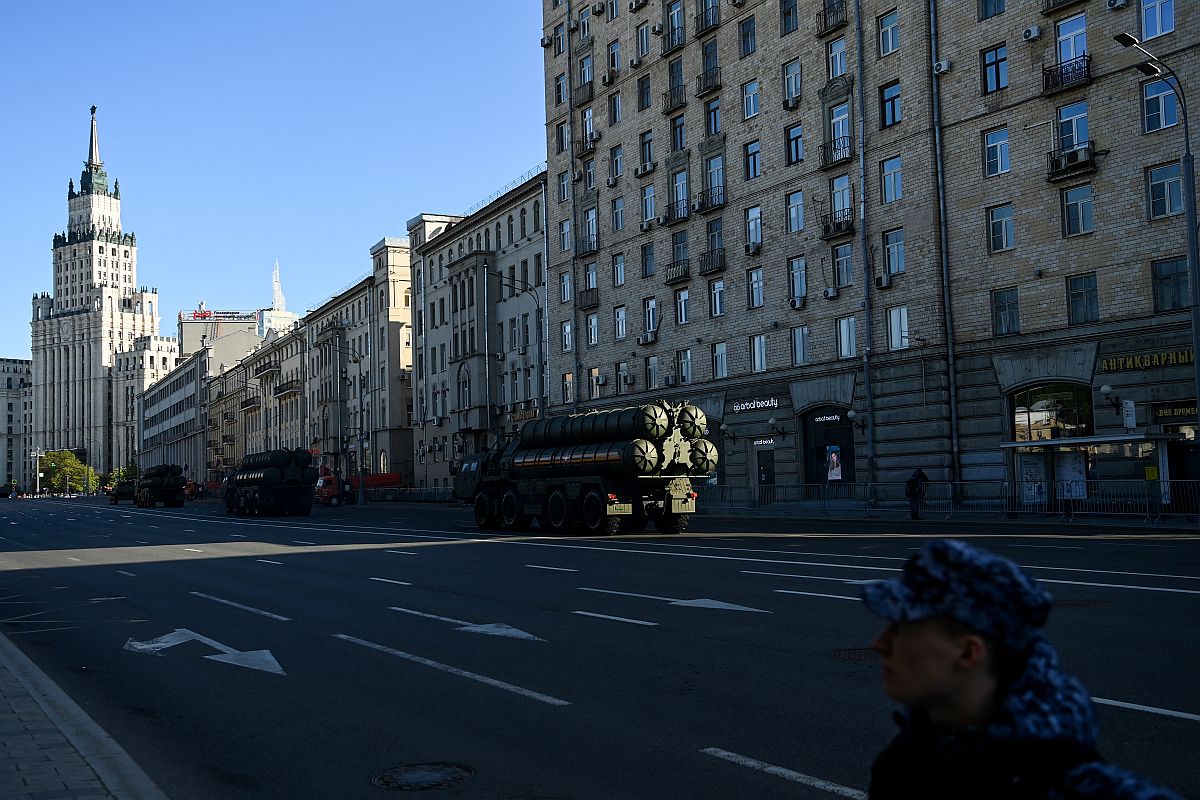 Légvédelmi rakéták konvoja tart a Vörös tér irányába a győzelem napján.