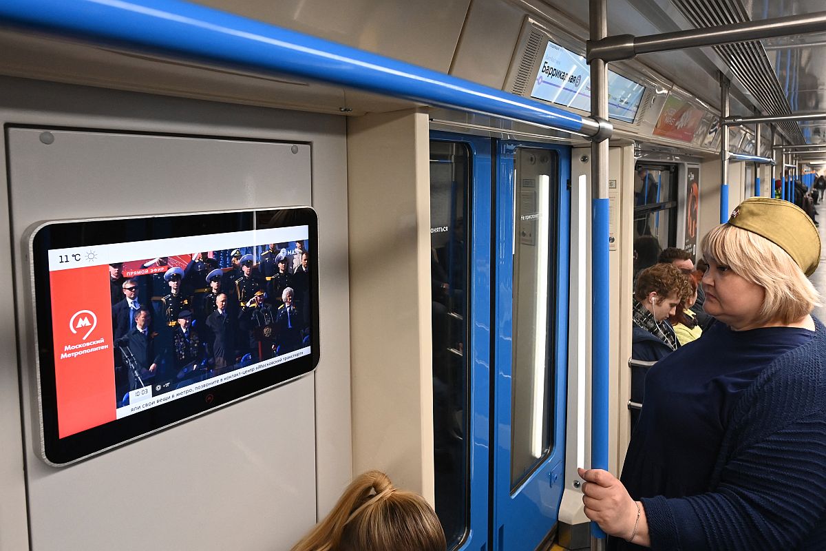 A moszkvai metróban élőben közvetítik a győzelm napi ünnepséget