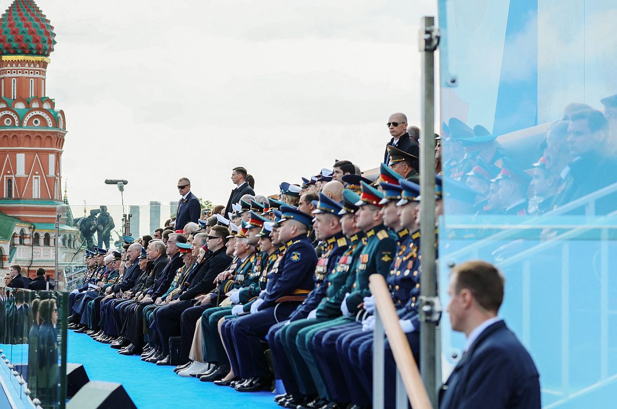 Putyin és vendégei megtekintik a katonai parádét.