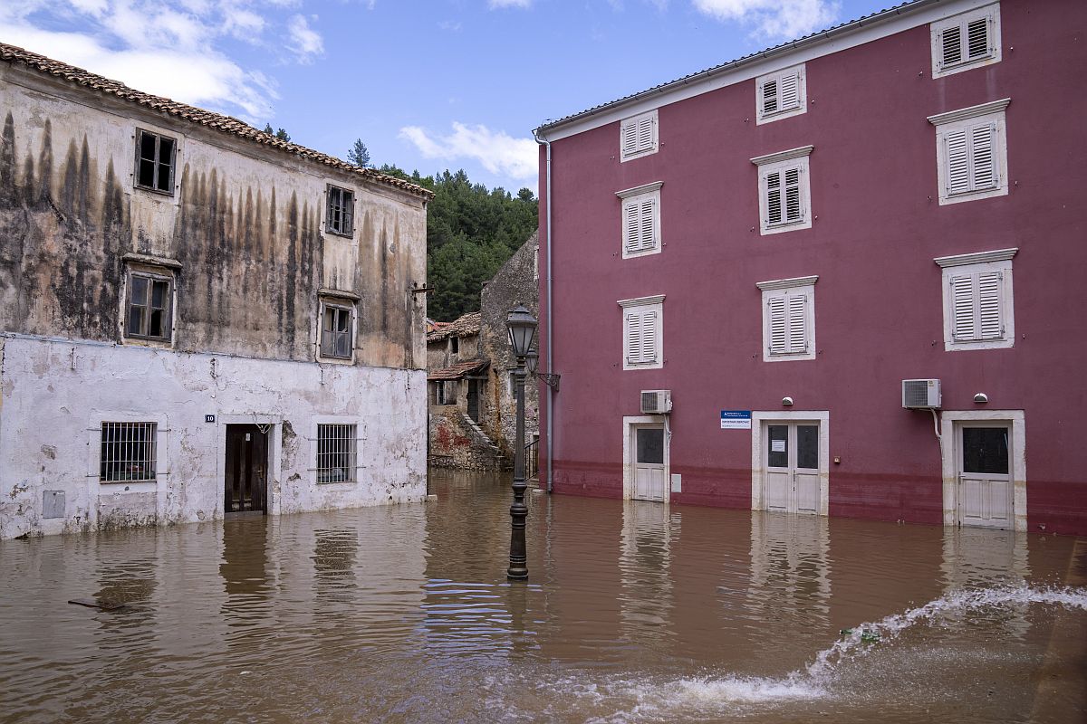 A heves esőzések okozta árvízzel elöntött épületek Obrovacban 2023. május 16-án.