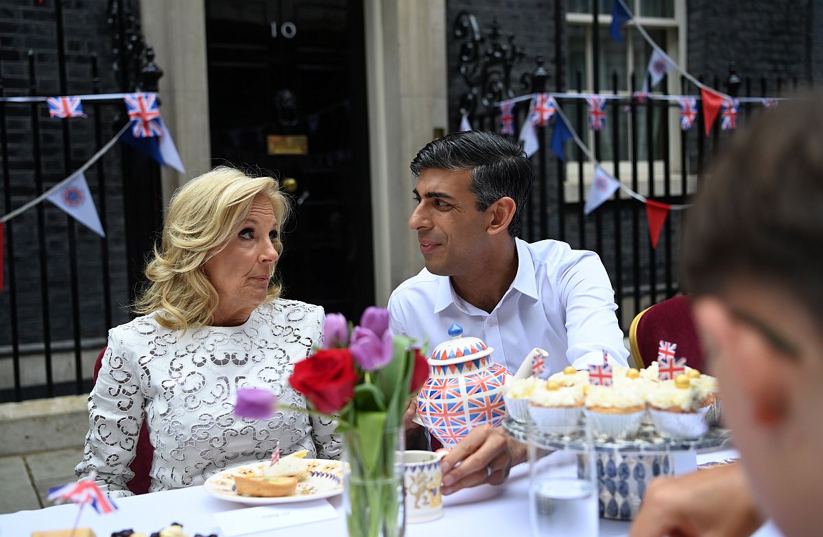 Jill Biden, Joe Biden amerikai elnök felesége Rishi Sunak brit miniszterelnökkel beszélget a londoni kormányfői rezidenciánál tartott utcabálon 2023. május 7-én.