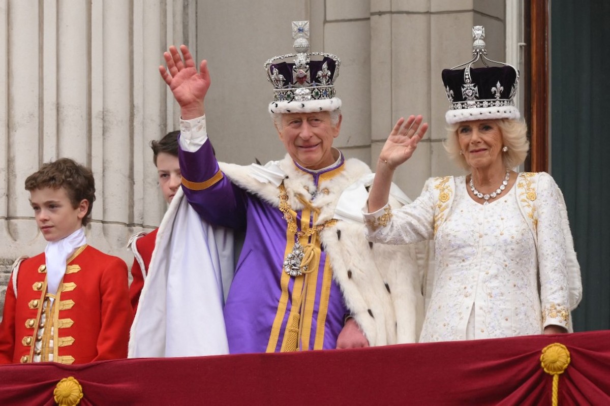 Örömmel fogadta a királyi pár integetését a tömeg