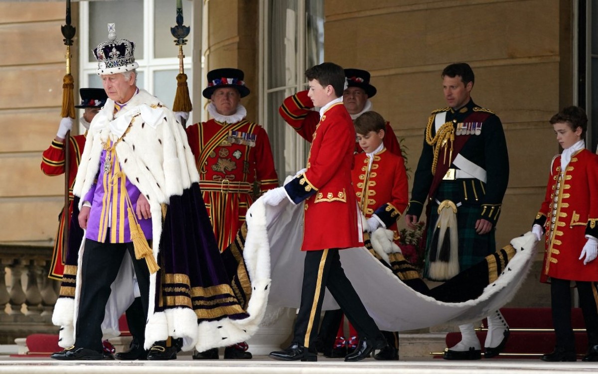 A Westminster-apátságból visszatérő Károly király