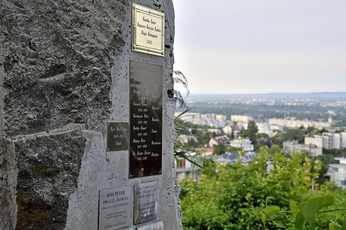 A magyar hegymászók és barlangászok emlékhelyének sziklája