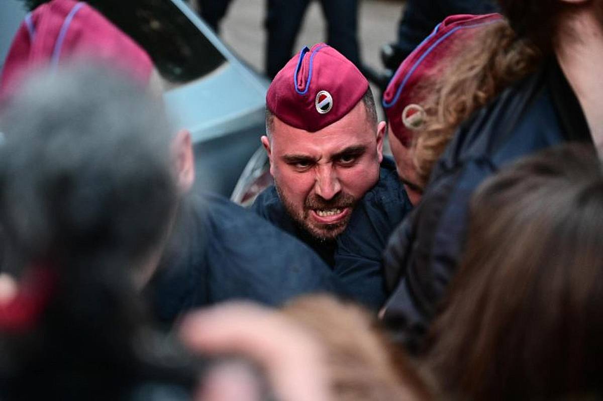 Rendőr a Fidesz székházánál