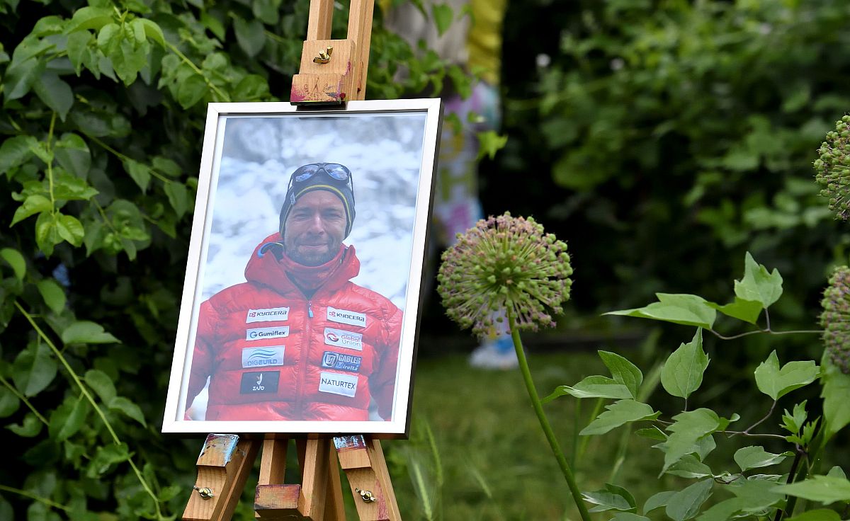 Fotó Suhajda Szilárdról a hegymászó emlékére rendezett gyertyagyújtáson.