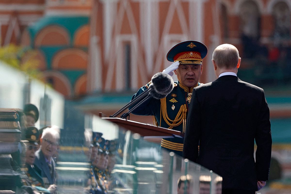 Szergej Sojgu üdvözli Vlagyimir Putyint a győzelem napján.