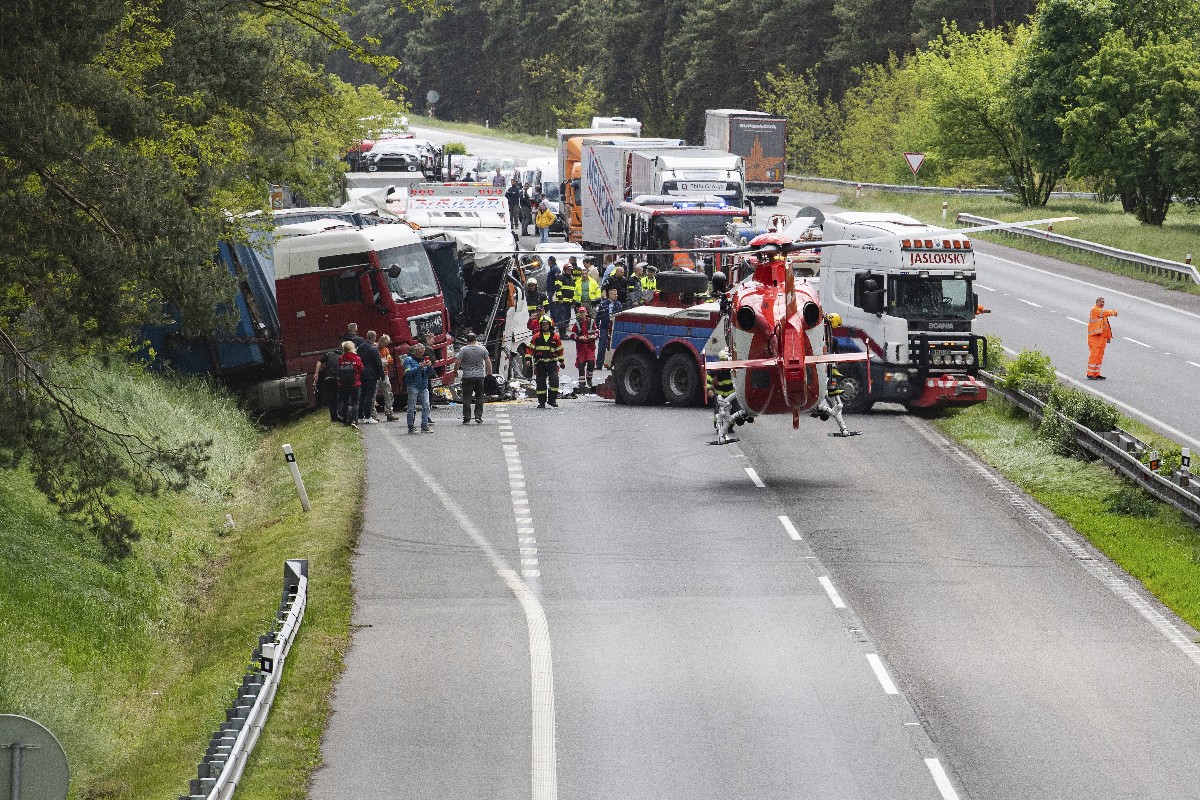 Kamion ütközött egy magyar autóbusszal Szlovákiában