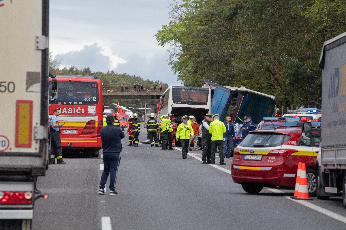 Rendõrök és mentõsök a szlovákiai Jókút közelében, a D2-es autópályán történt baleset helyszínén 2023. május 15-én.