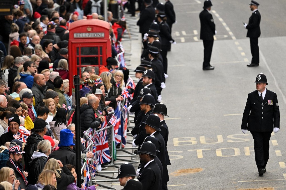 Rendőrok és a tömeg a koronázási ünnepség útvonalán
