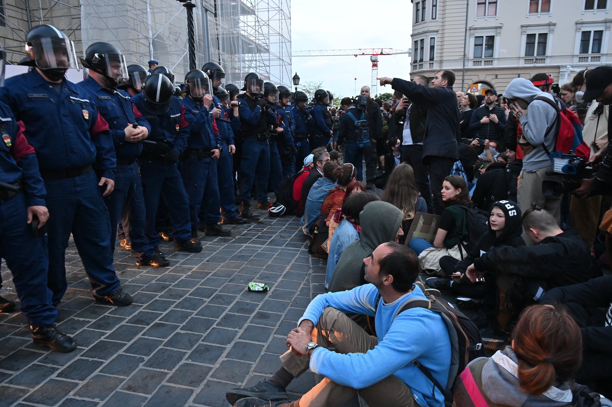 Tüntetők és rendőrök Karmelita kolostornál tartott demonstráción.