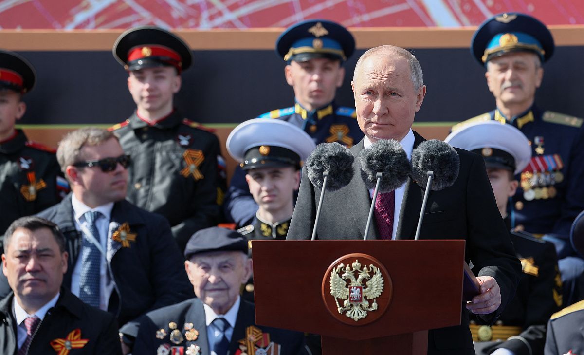 Vlagyimir Putyin beszédet mond a győzelem napján 2023-05-09-én a Vörös téren Moszkvában.