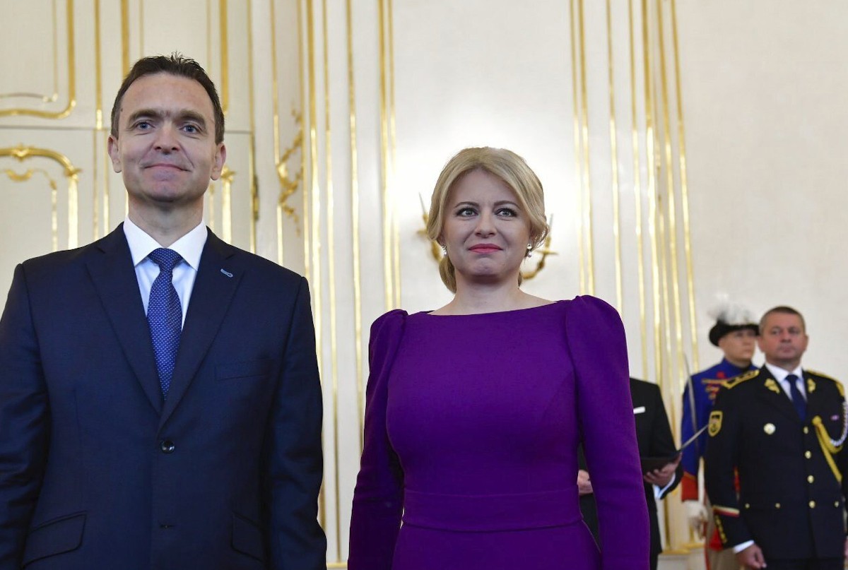 Ódor Lajos, az új, szakértői szlovák kormány magyar nemzetiségű miniszterelnöke és Zuzana Caputová szlovák elnök a kormány kinevezési ünnepségén.