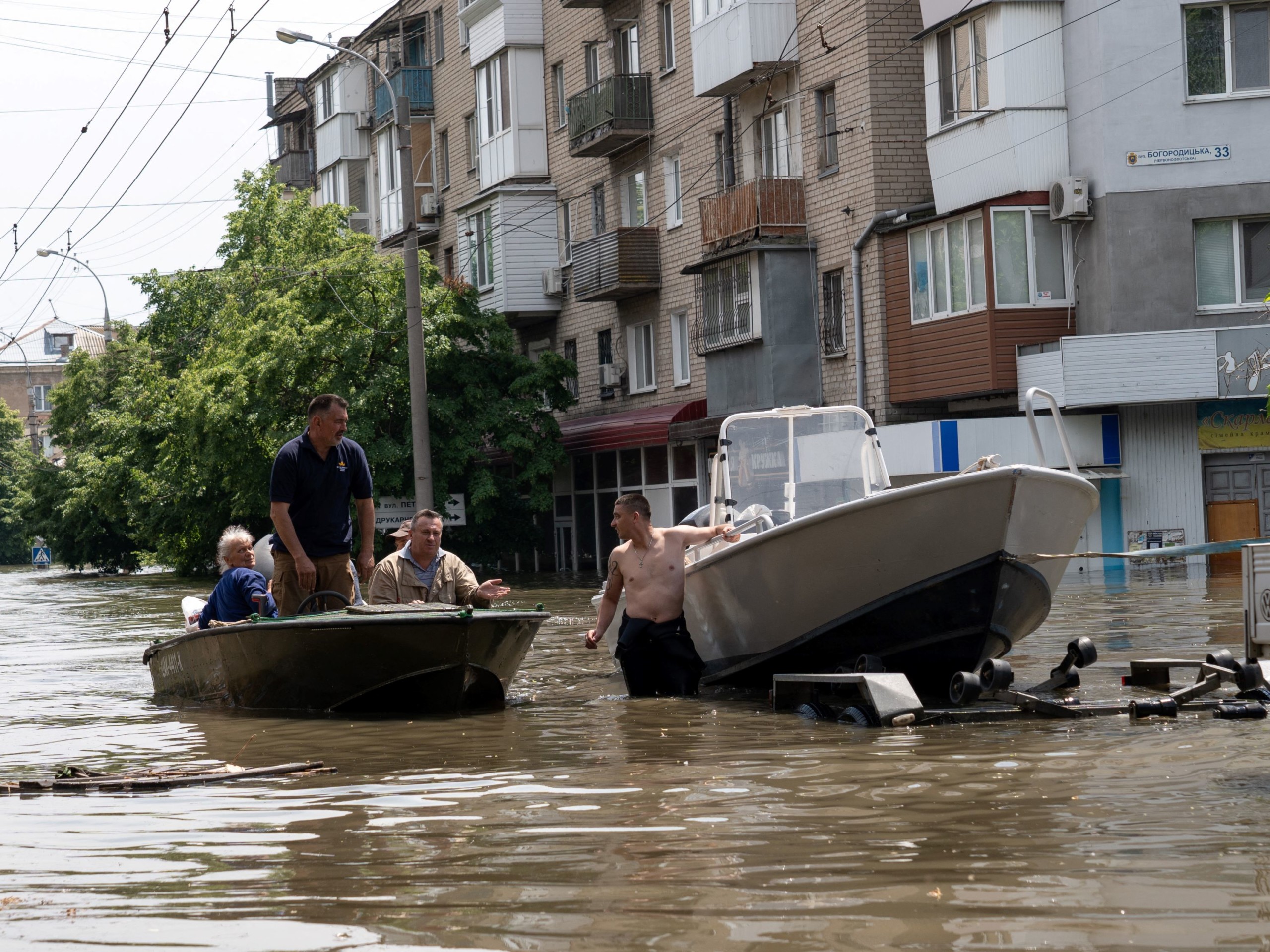 Csónakokban menekülnek civilek Herszon víz alatti területein.
