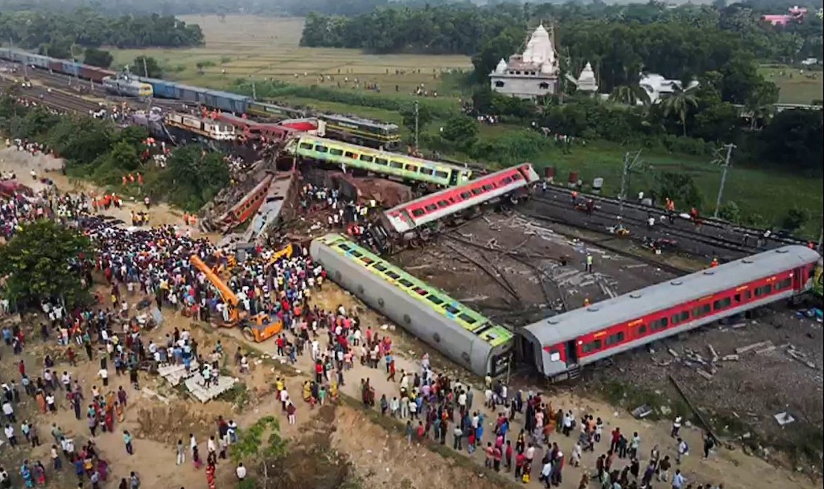 Háromszázhoz közelít a péntek esti indiai vonatbaleset halálos áldozatainak száma