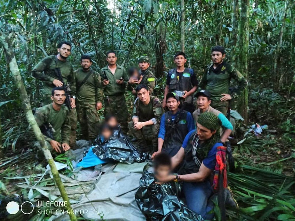 Mentőalakulat a kolumbiai dzsungelben megtalált gyerekekkel.