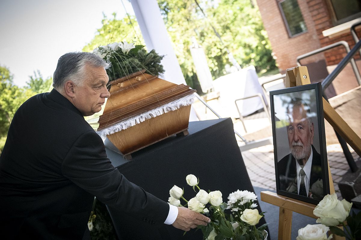 Orbán Viktor miniszterelnök virágot helyez el Tellér Gyula Széchenyi-díjas szociológus ravatalánál az Óbudai temetőben 2023. június 24-én.
