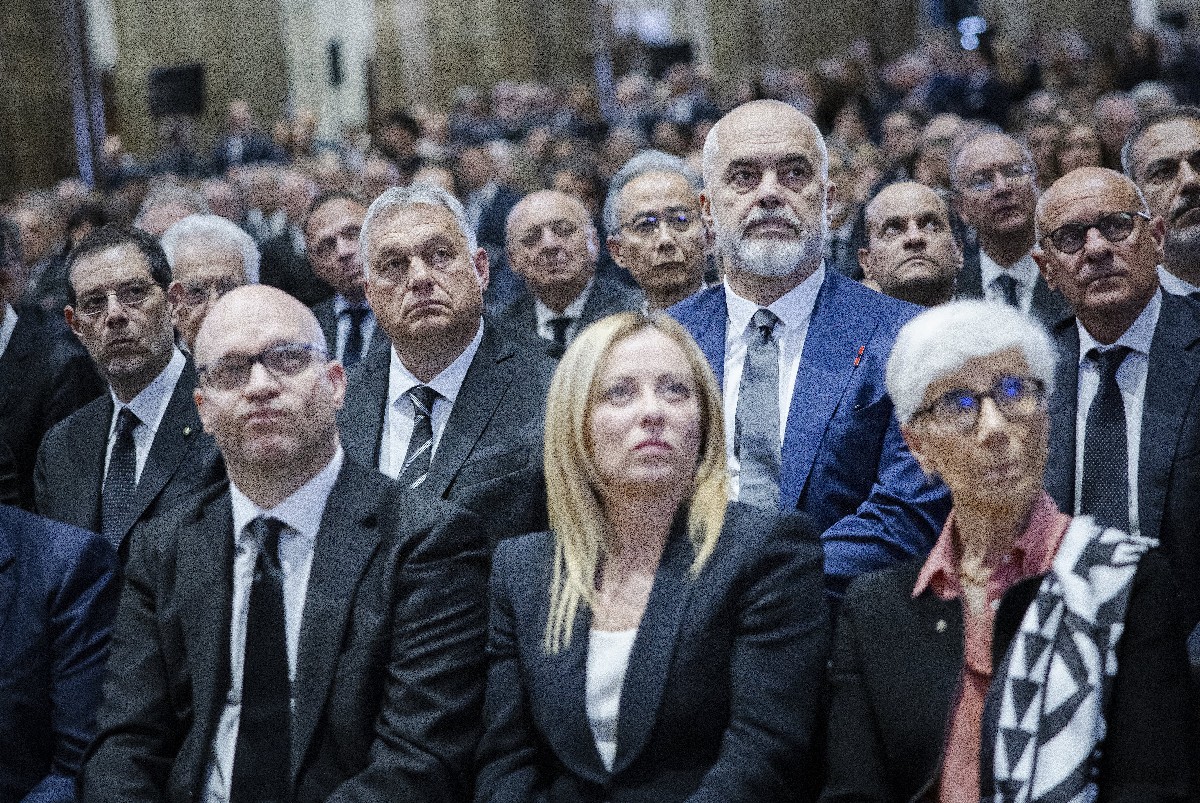 Orbán Viktor a gyászoló politikusok között Silvio Berlusconi temetésén