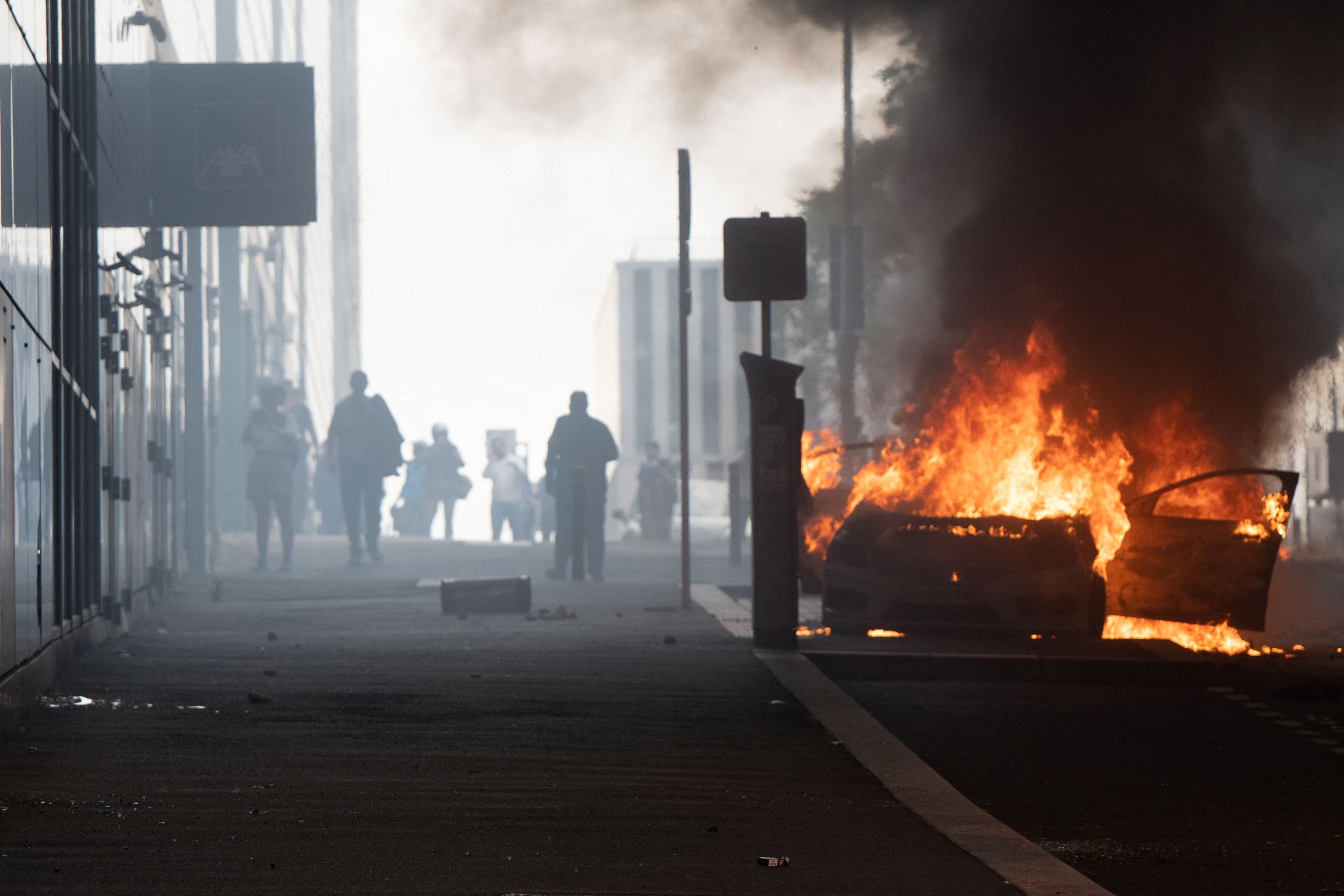 Autókat is felgyújtottak a tüntetők Párizsban.