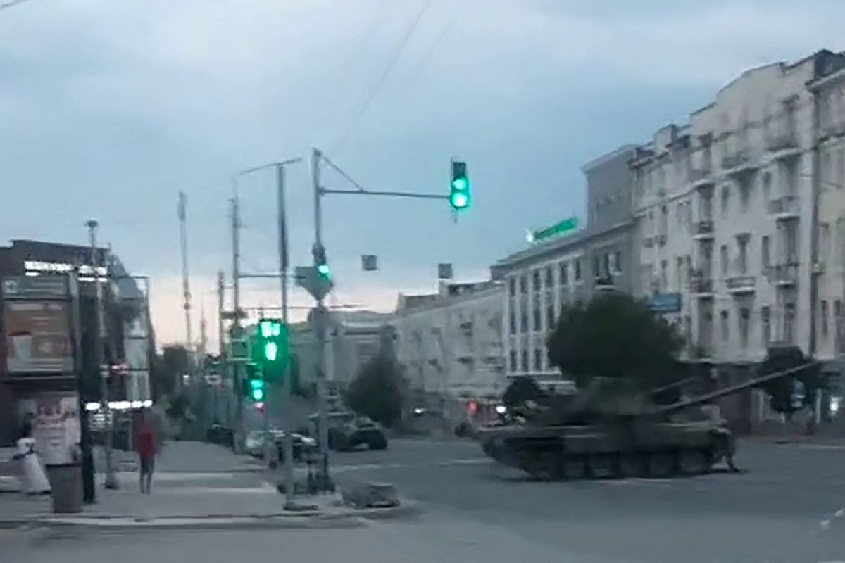Beazonosítatlan tankok Rosztov utcáin 2023.06.24-én.