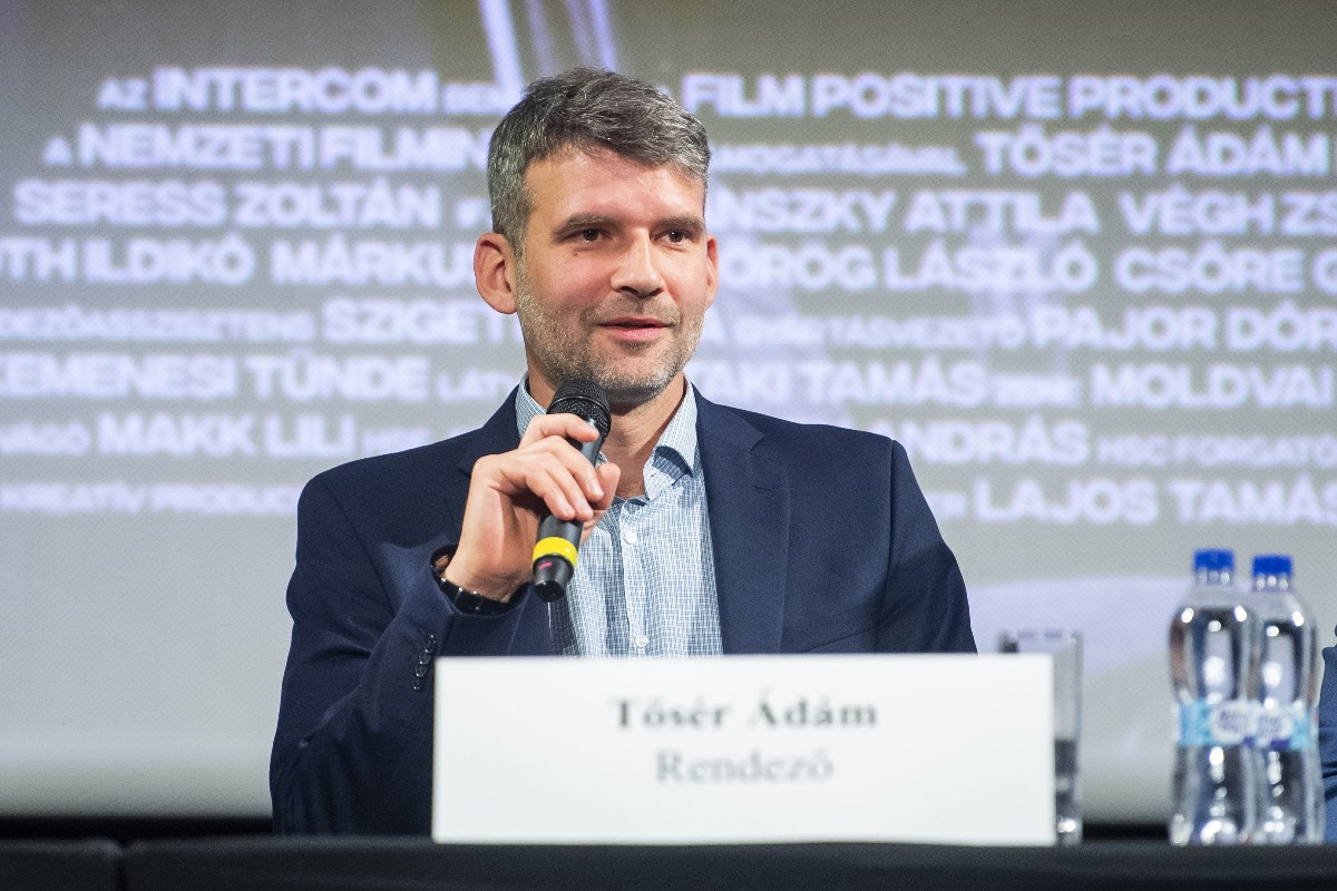 Tősér Ádám, a Blokád című film rendezője fellökte a Népszava újságíróját